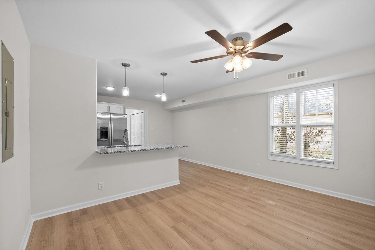 947 Wall St - Photo 5 of 24