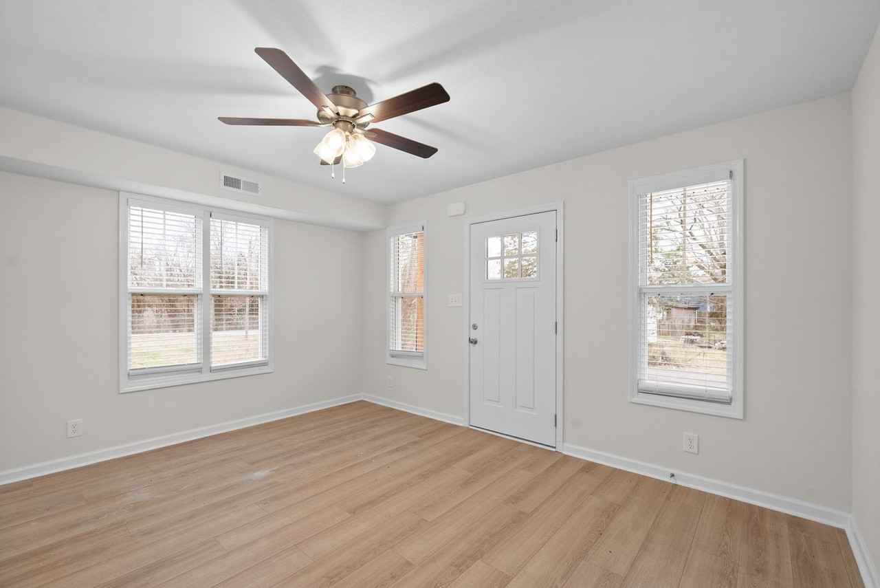 947 Wall St - Photo 6 of 24