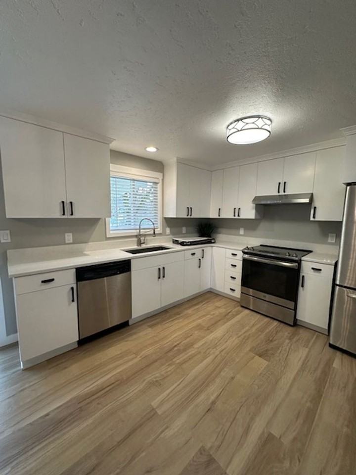 1629 College St - Photo 3 of 21