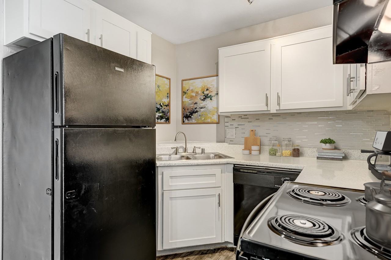 Intrigue Apartments - Photo 4 of 45