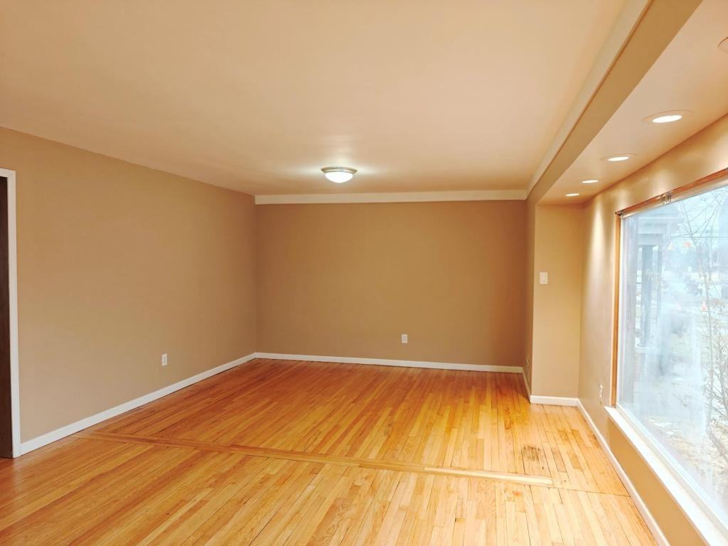 136 John Daly St - Photo 3 of 27