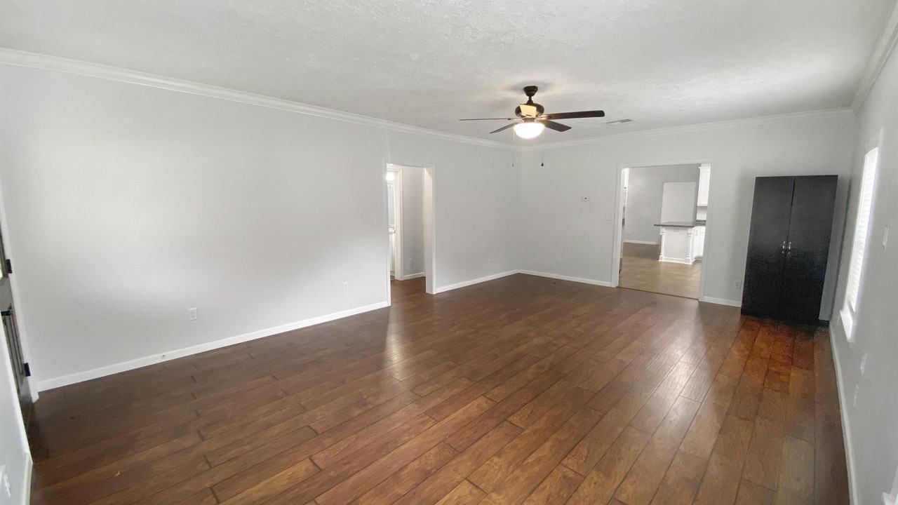 1006 Cedar St - Photo 2 of 12
