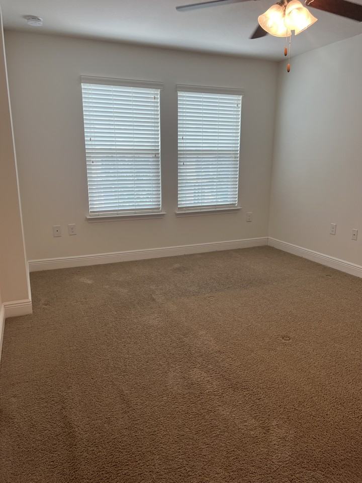 151 Iron Horse Dr E - Photo 5 of 32