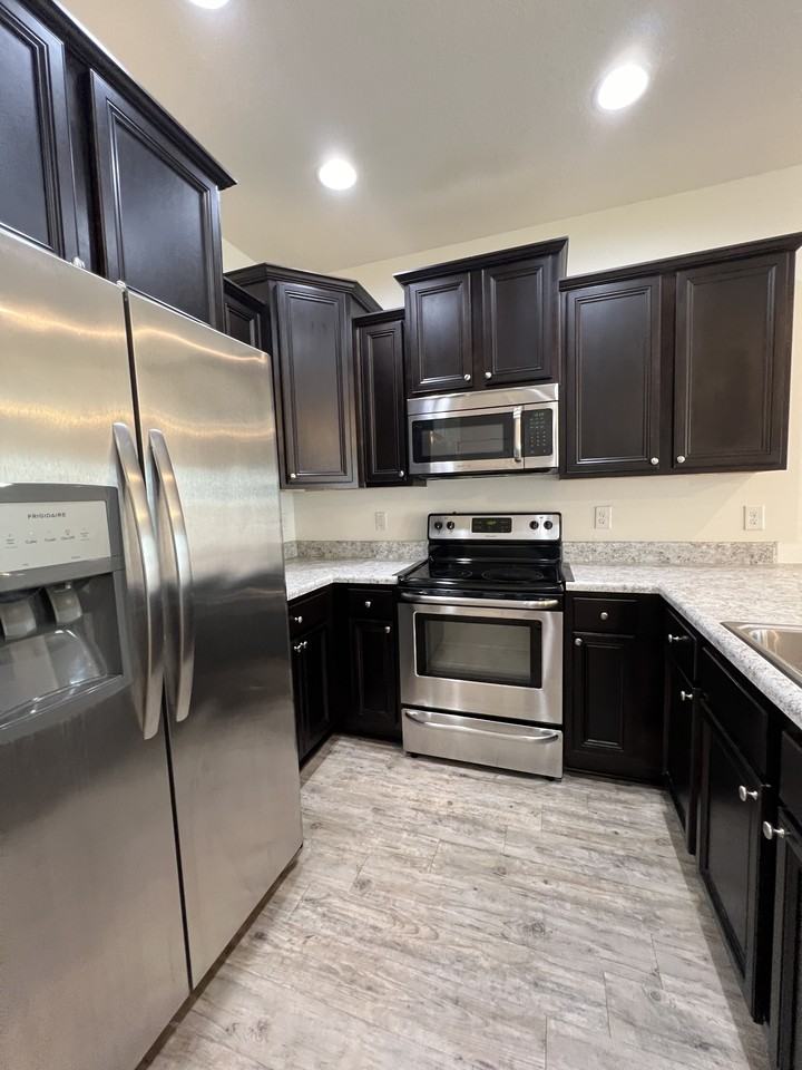 151 Iron Horse Dr E - Photo 5 of 32