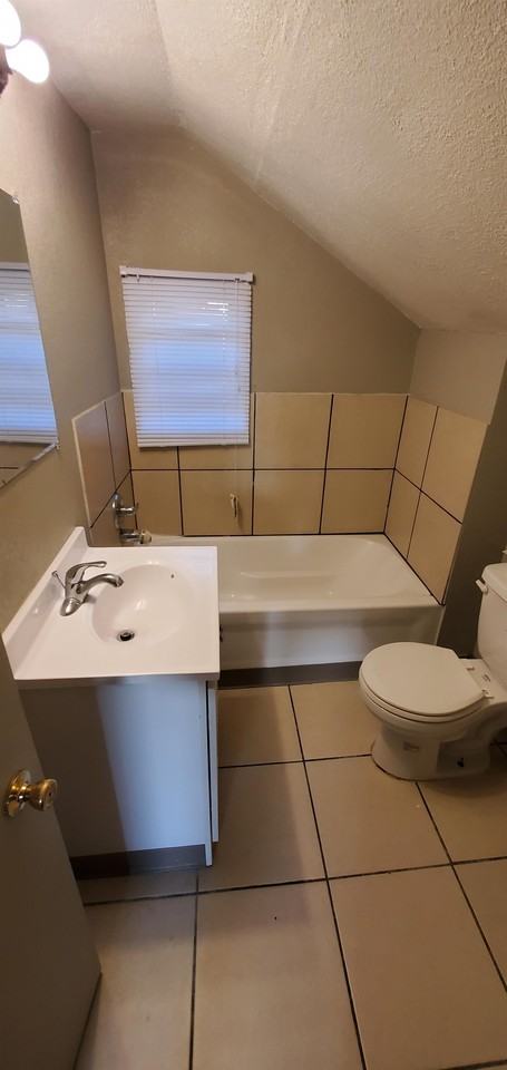 115 12th St - Photo 4 of 12