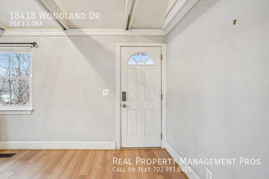 18418 Woodland Dr - Photo 3 of 20