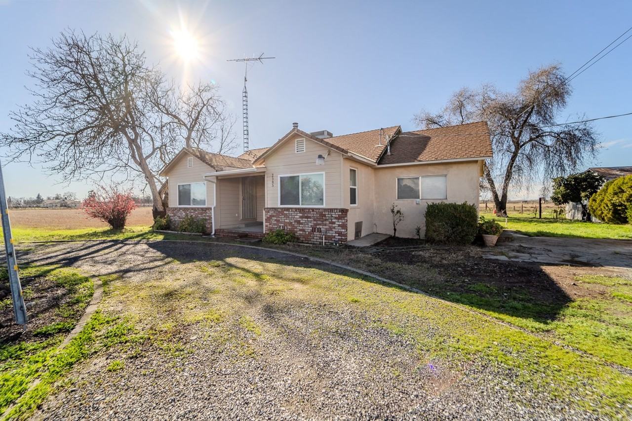 2585 Azevedo Ave - Photo 3 of 22