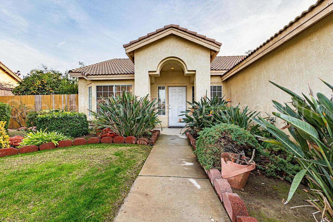 8805 Fox Run Dr - Photo 2 of 25