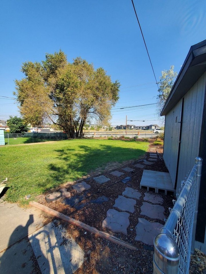 402 W Loop Dr - Photo 2 of 13
