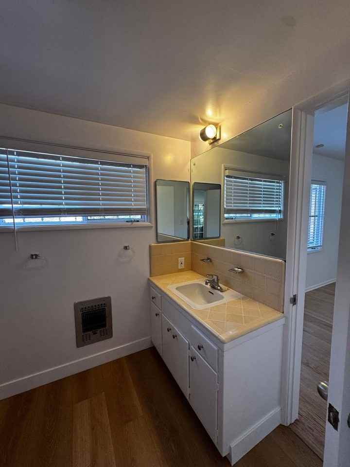 2332 Hillhurst Avenue - Photo 3 of 34