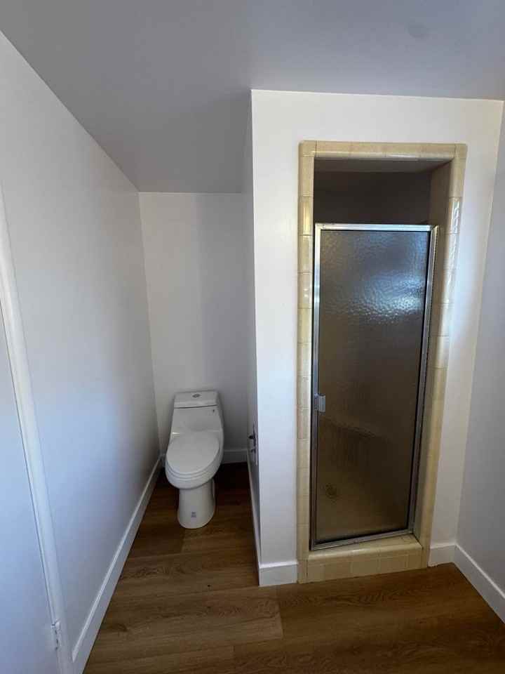 2332 Hillhurst Avenue - Photo 6 of 34