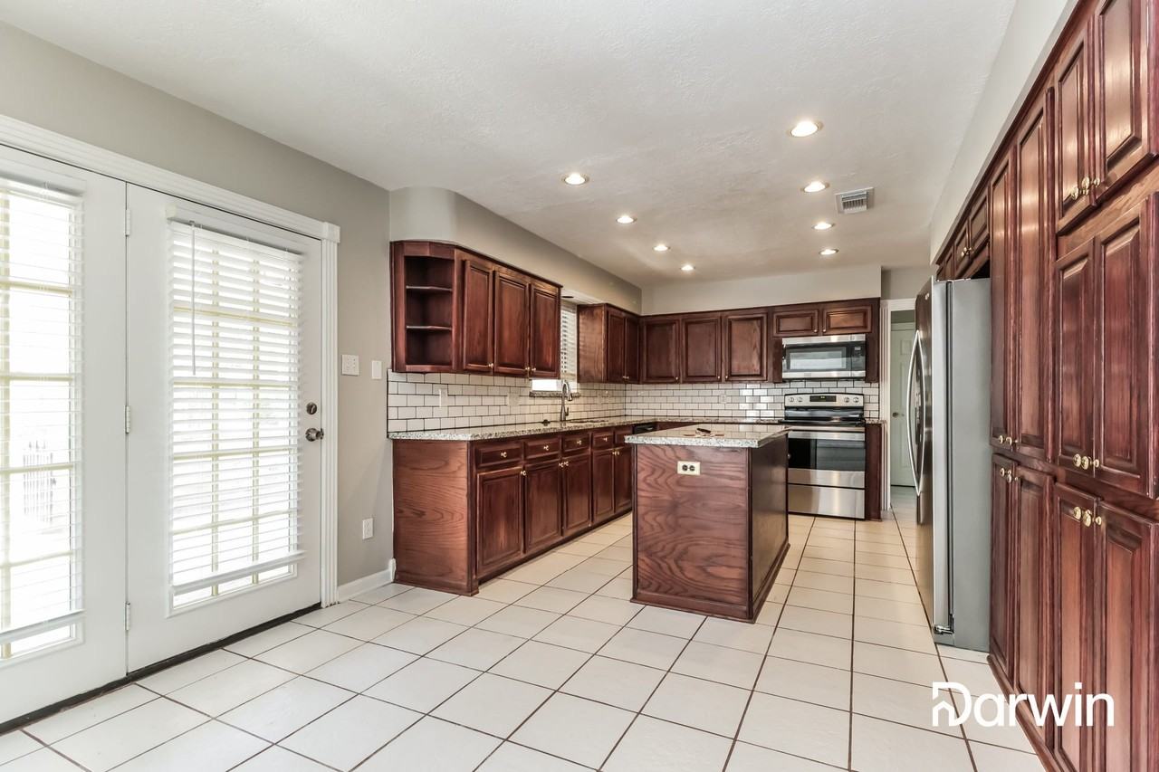 11719 Moorcreek Dr - Photo 3 of 15