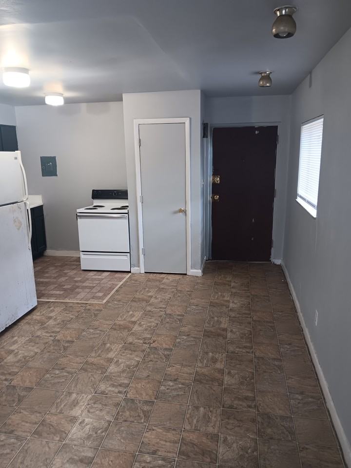 604 West Grand Avenue - Photo 7 of 50