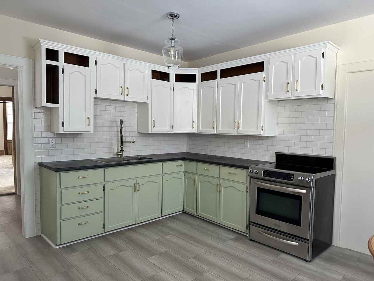 231 Westmount Dr S - Photo 2 of 19