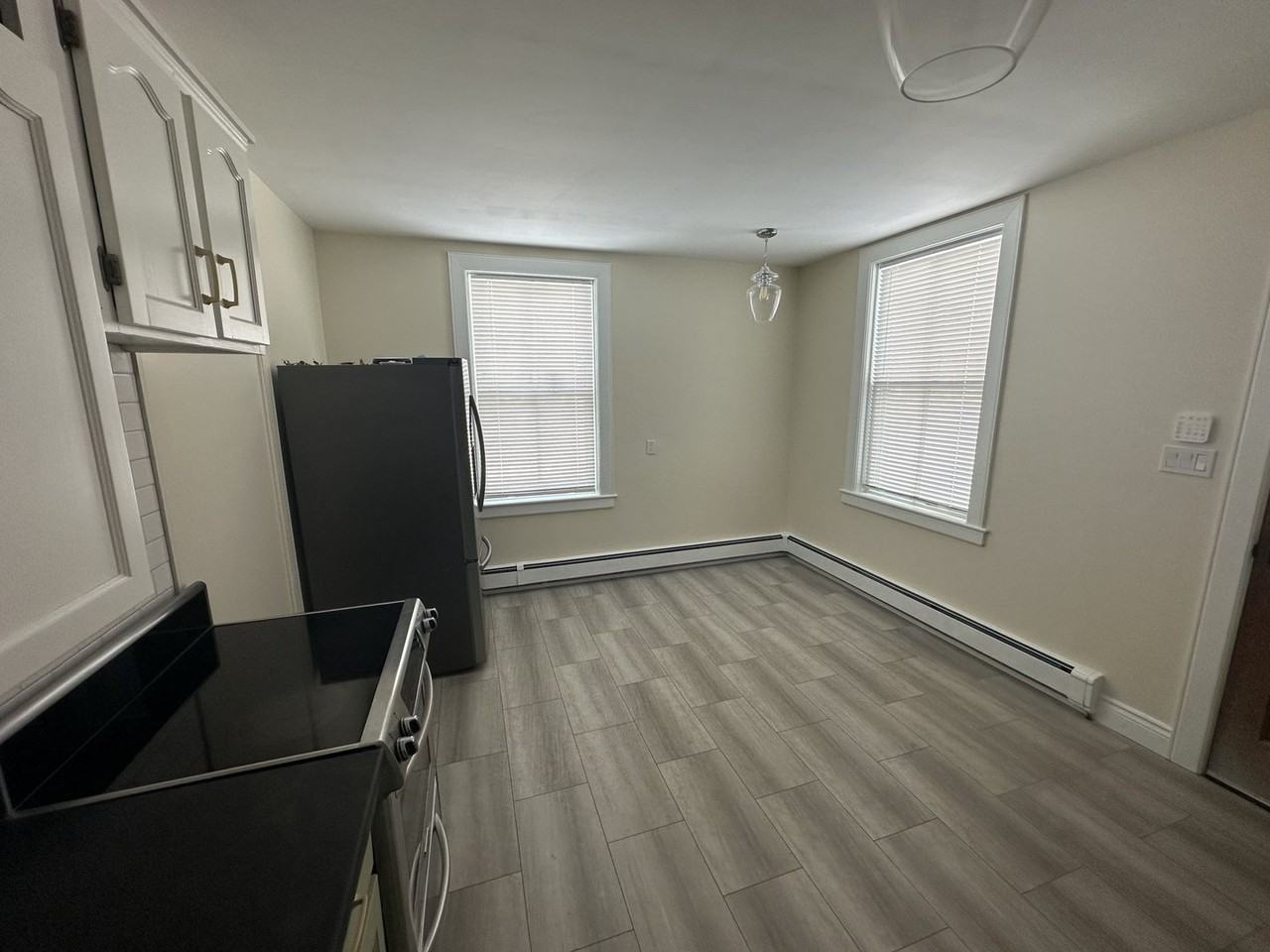 231 Westmount Dr S - Photo 3 of 19