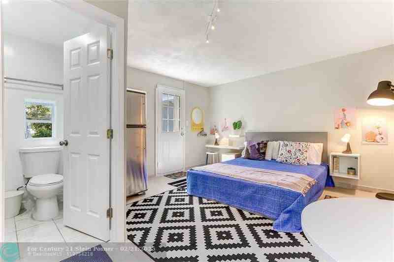 427 S 24th Ave ##2 - Photo 2 of 6