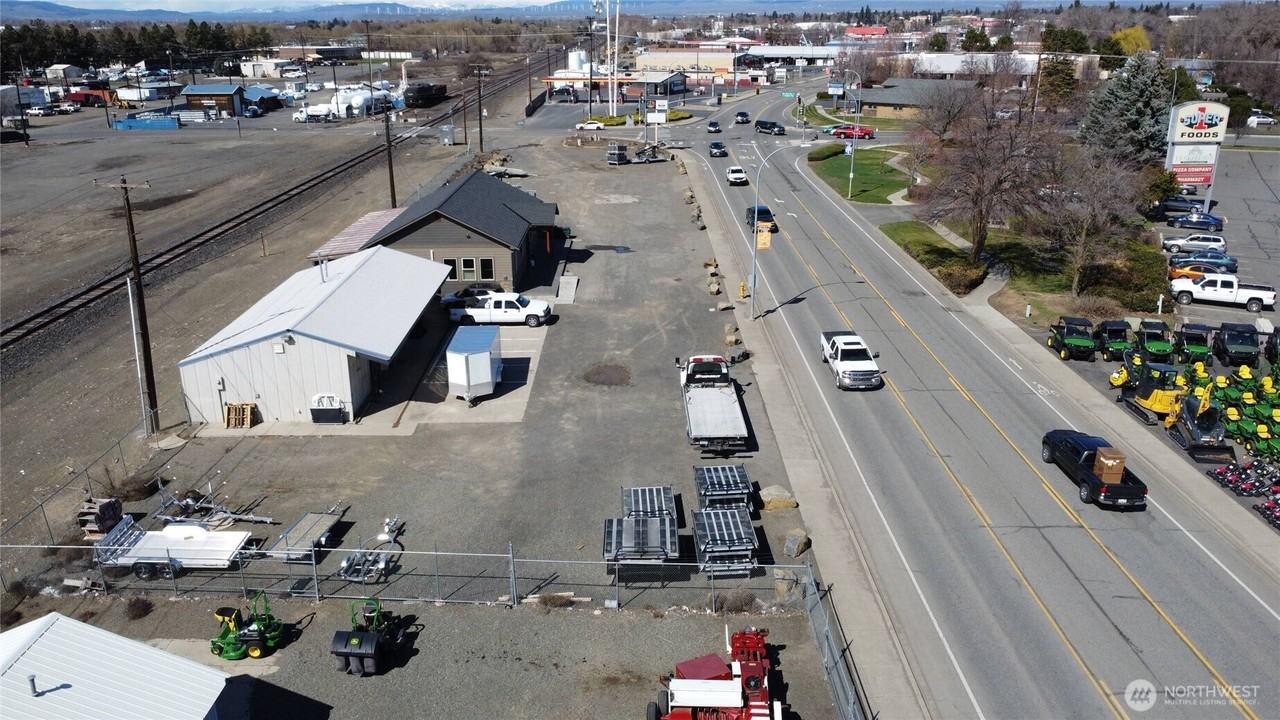 1005 S Canyon Rd - Photo 3 of 11