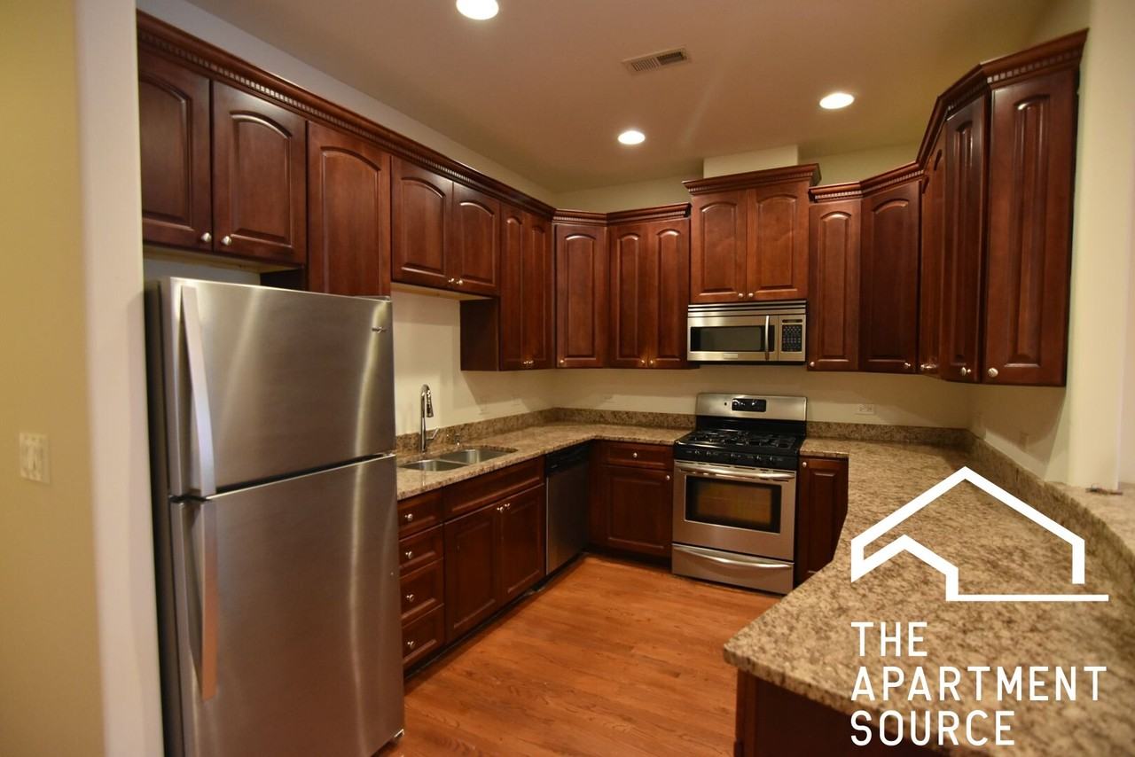 5140 N Clark St #2 - Photo 3 of 33