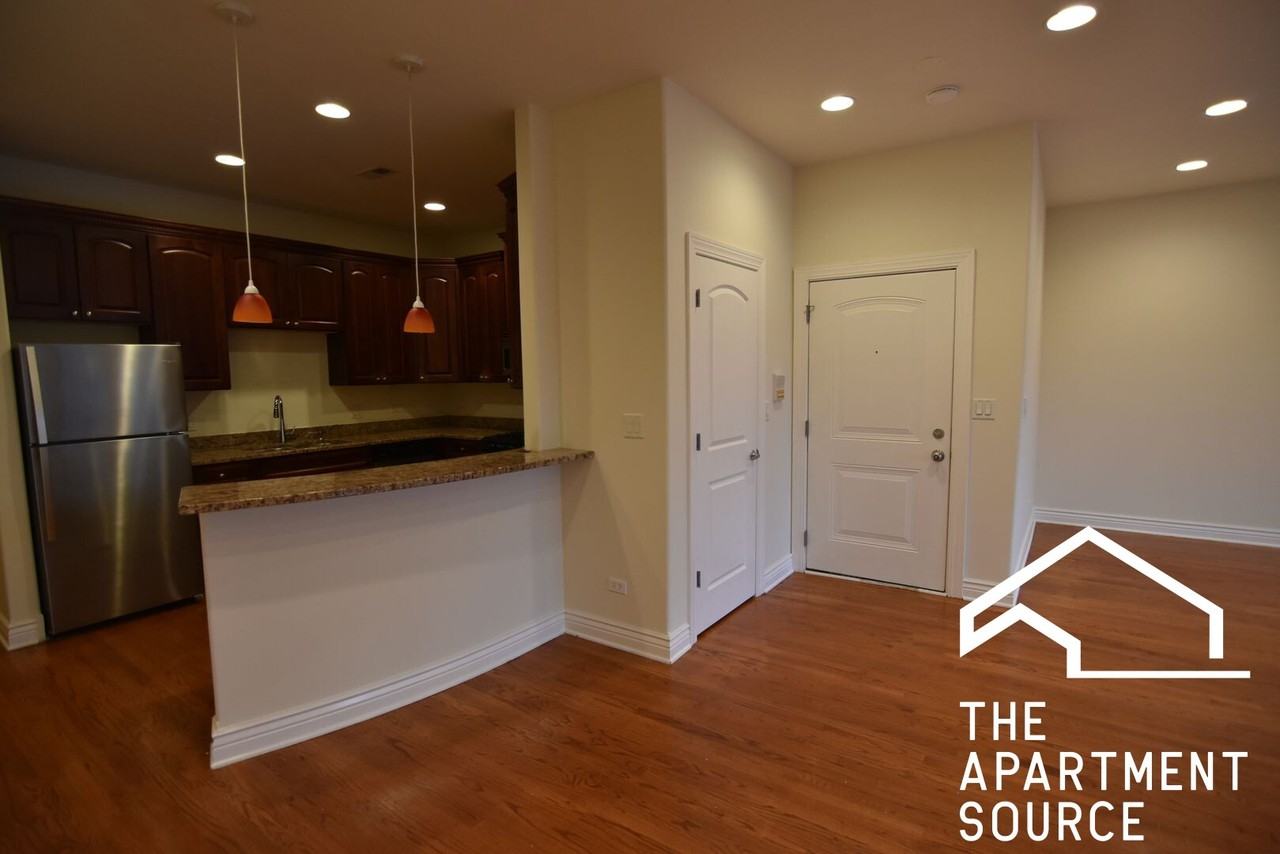 5140 N Clark St #2 - Photo 4 of 33