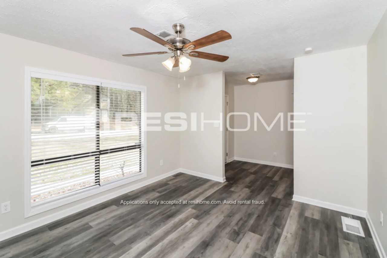 4033 Majestic Dr Sw - Photo 3 of 19