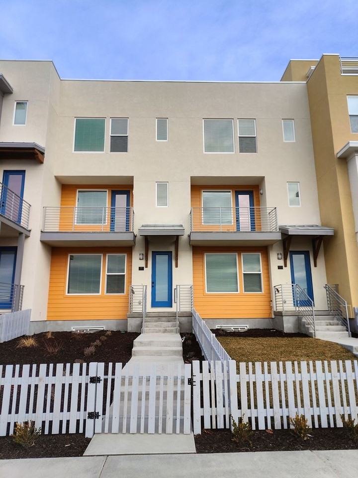 612 N Innovator Dr - Photo 2 of 39