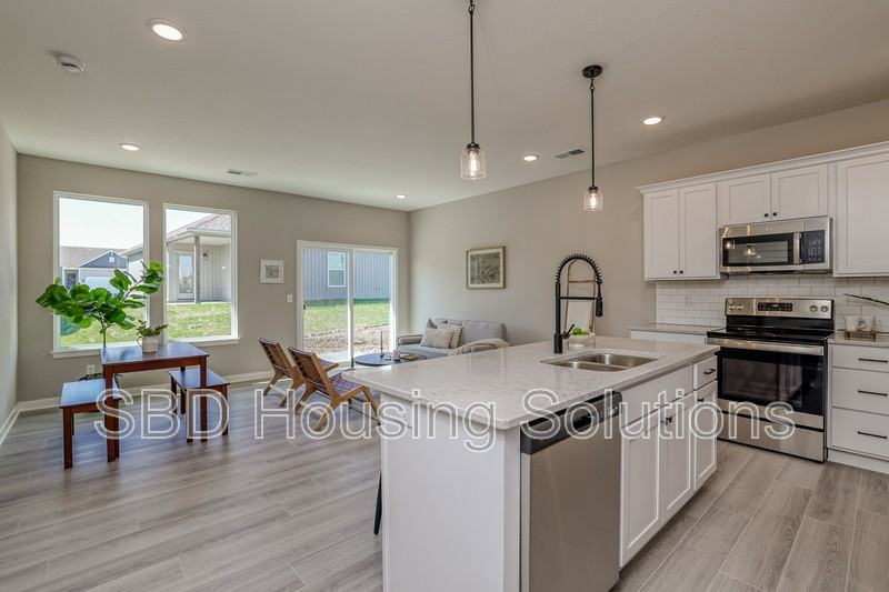 12420 S Parkwood Ln - Photo 2 of 16