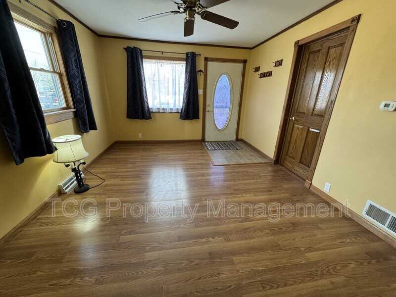 611 Elm St - Photo 3 of 13