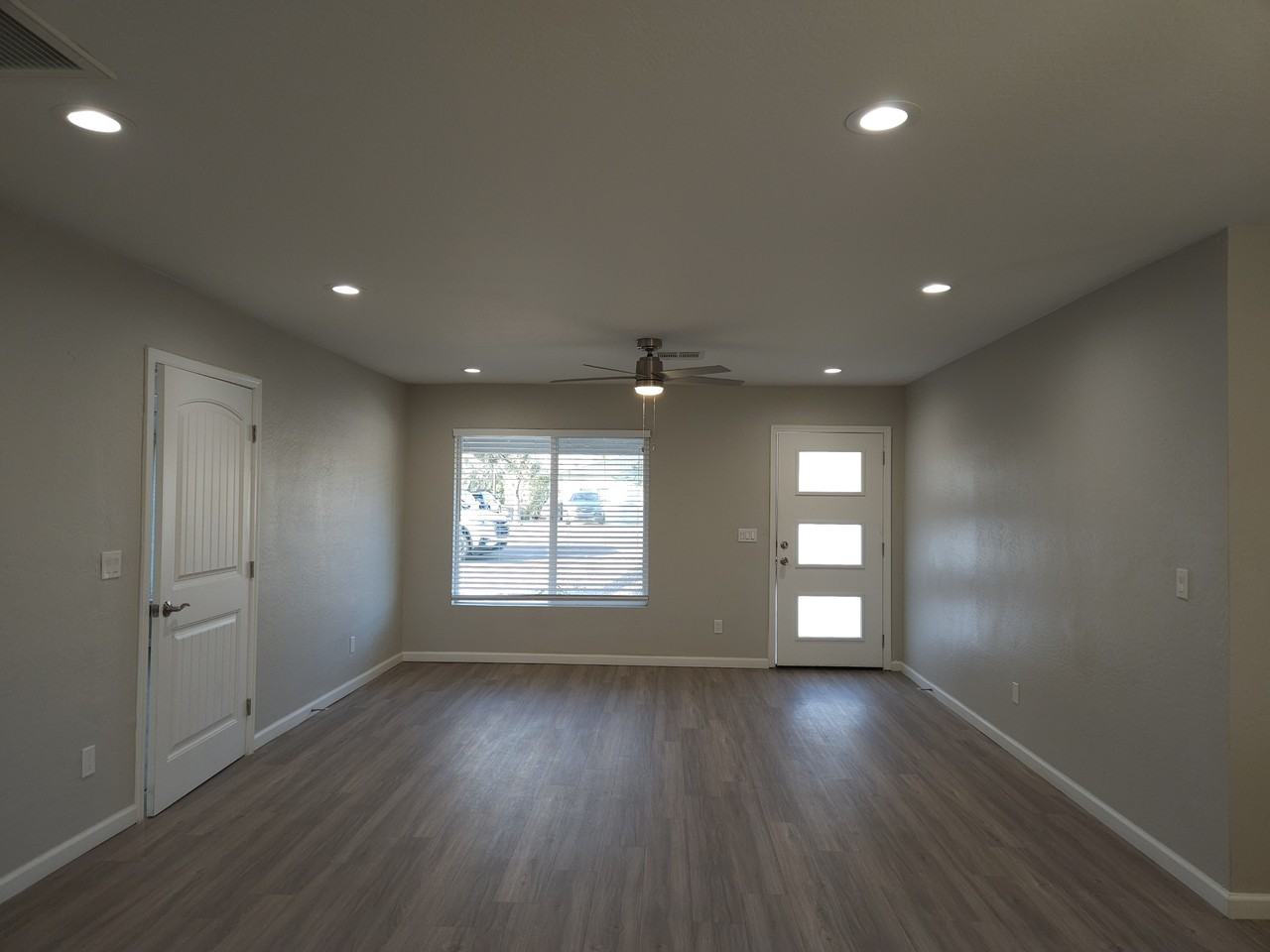 2203 E Devonshire Ave - Photo 3 of 39