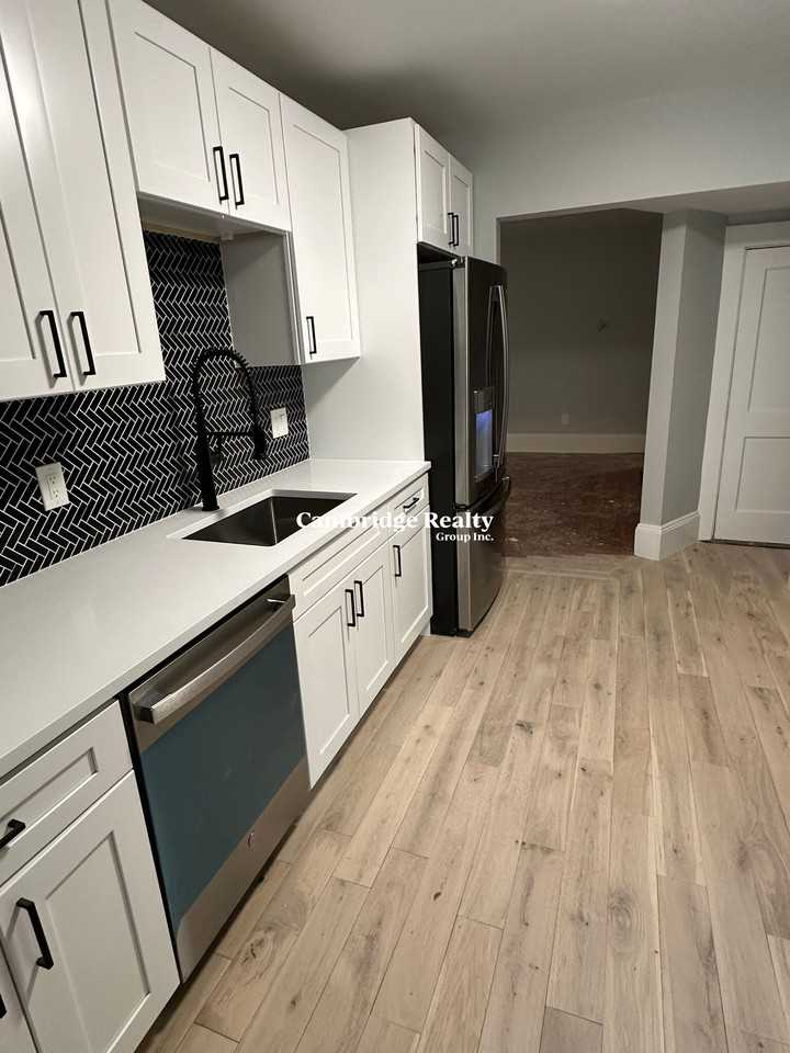 7 Dickson St #2R