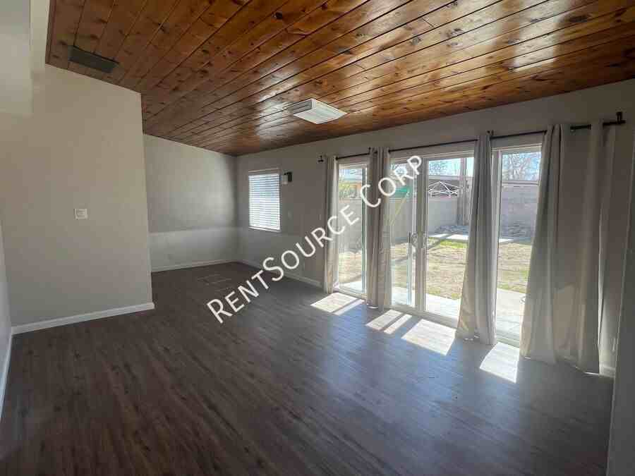 716 W Avenue H8 - Photo 2 of 24