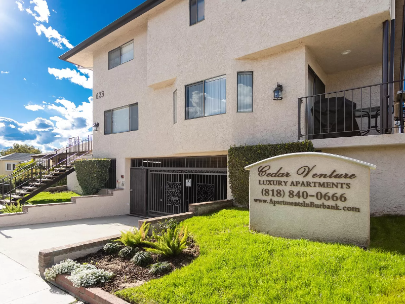 623 E Cedar Ave #L - Photo 3 of 13