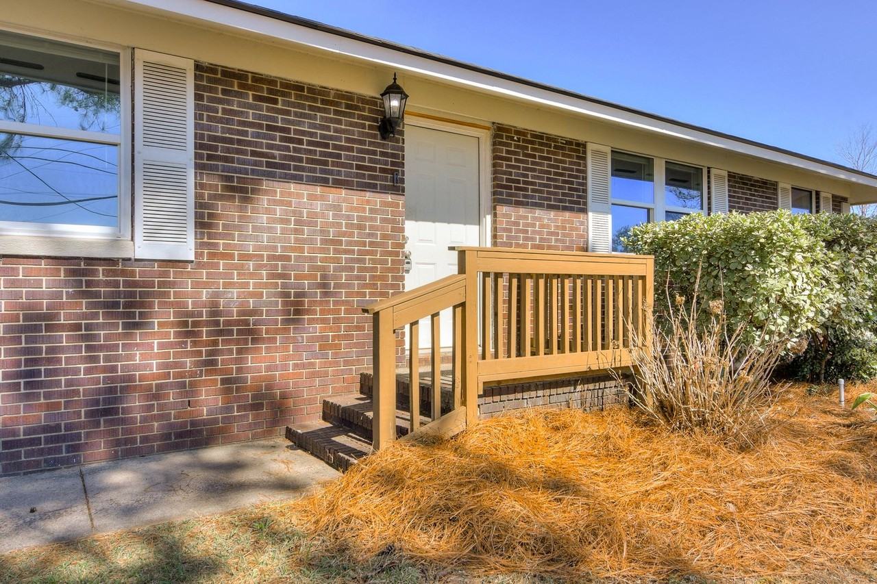 208 Maywood Dr - Photo 4 of 26