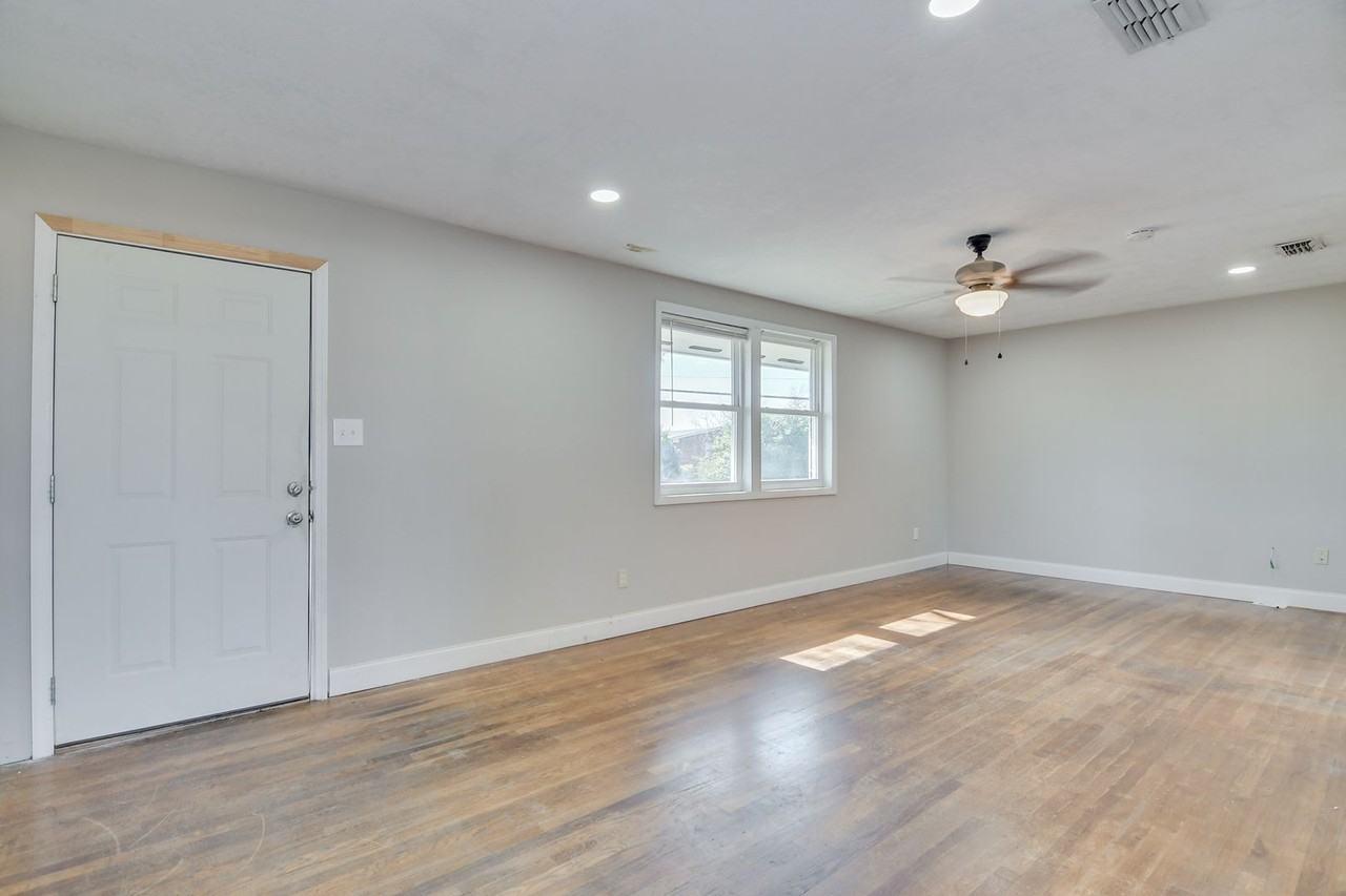 208 Maywood Dr - Photo 5 of 26