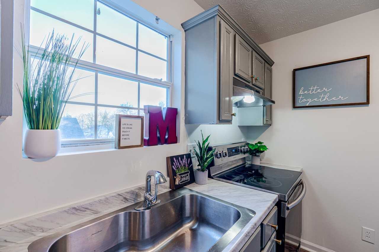 Lineview Dr - Photo 3 of 12