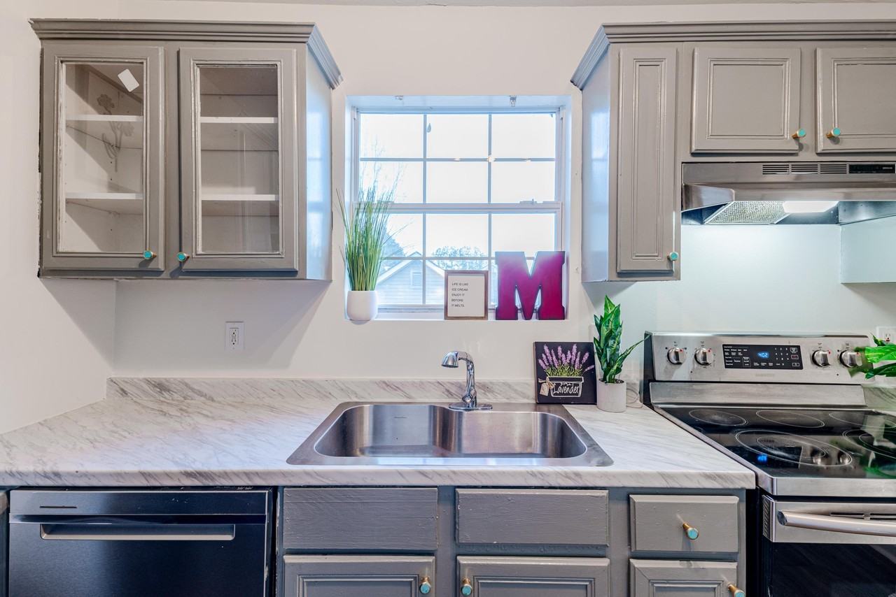 Lineview Dr - Photo 5 of 12