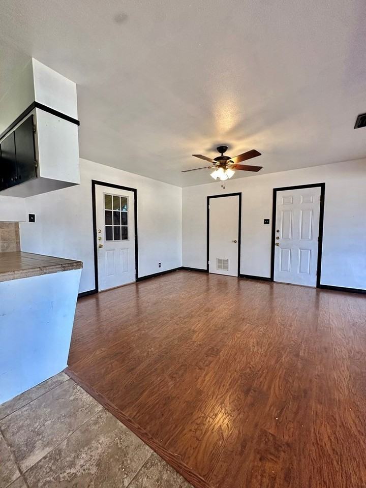 2005 A And M Ave - Photo 5 of 18