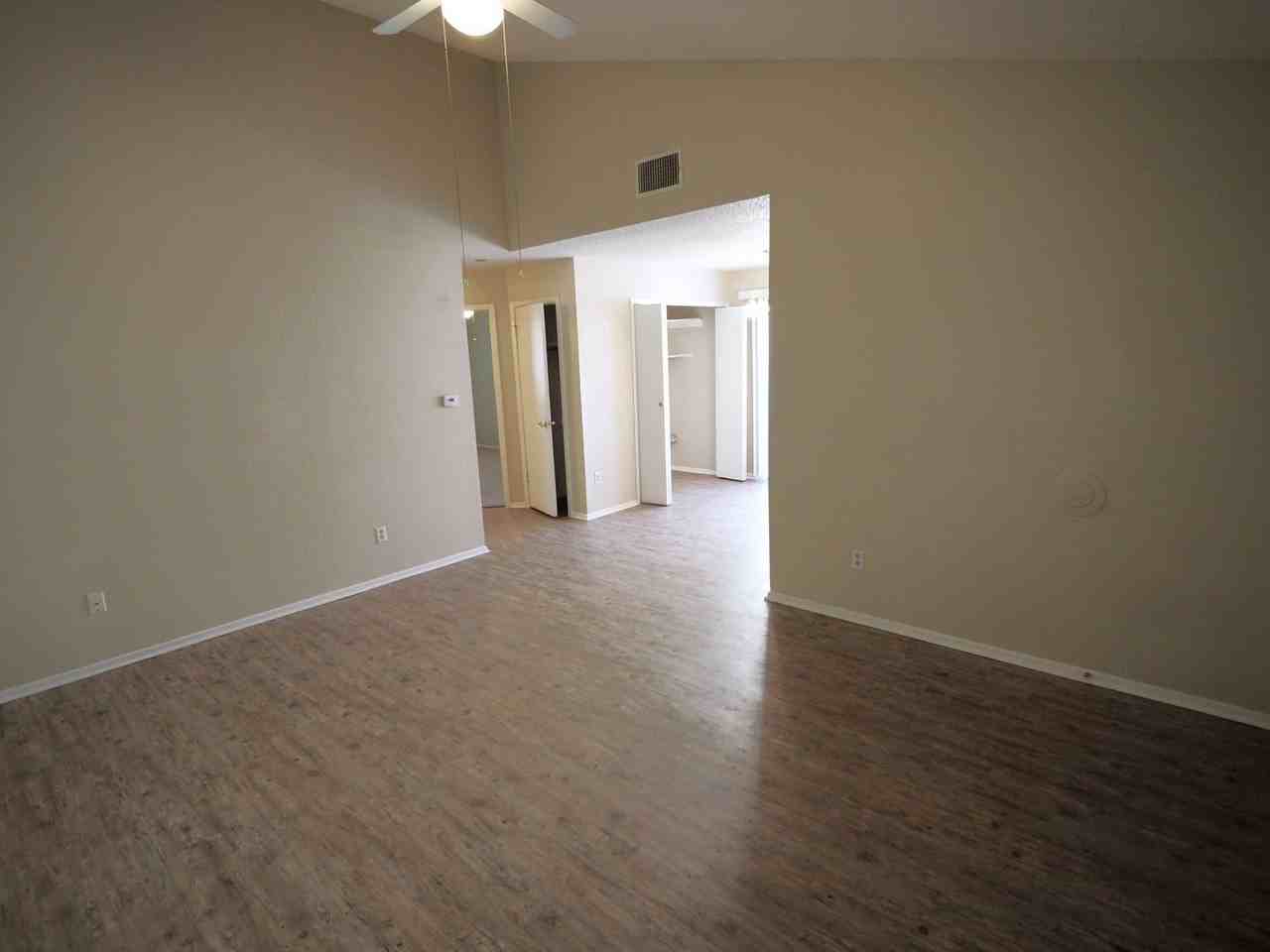 404 Burlwood Ct - Photo 2 of 8
