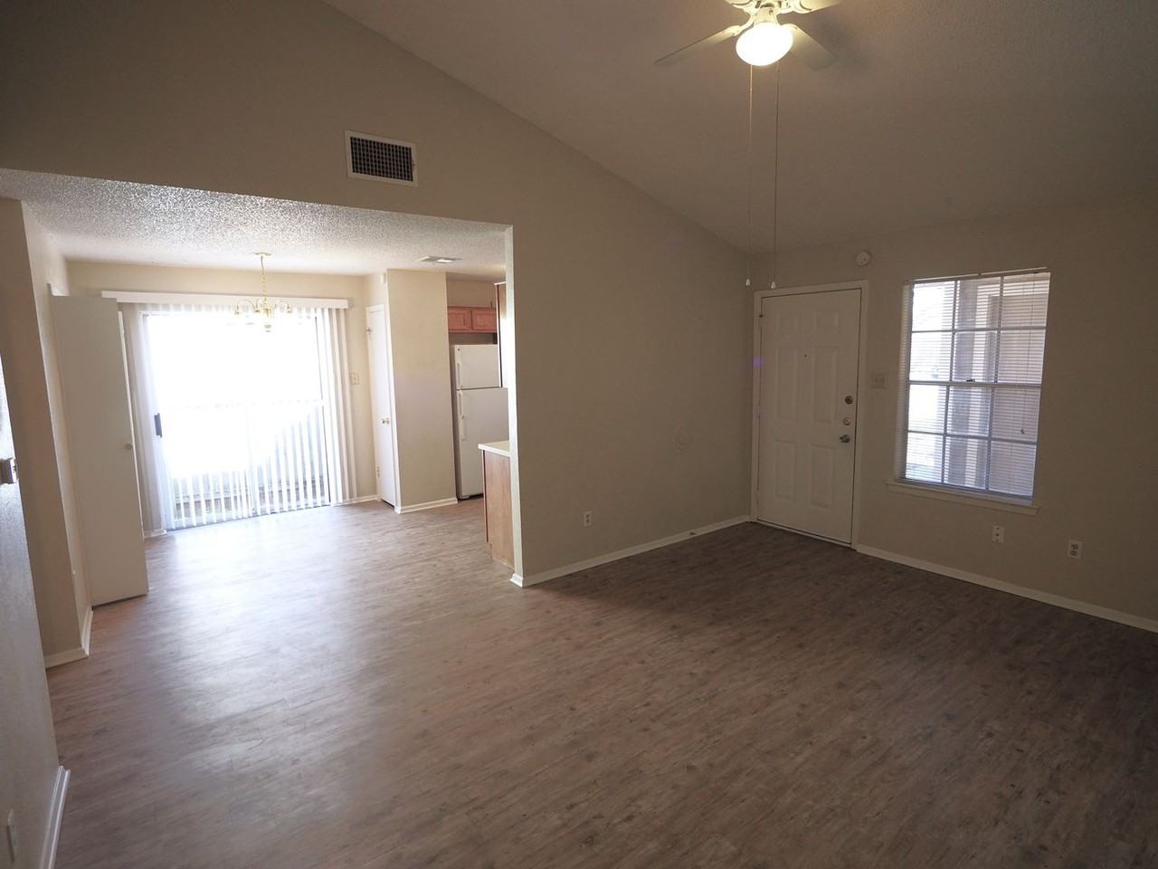 404 Burlwood Ct - Photo 3 of 8