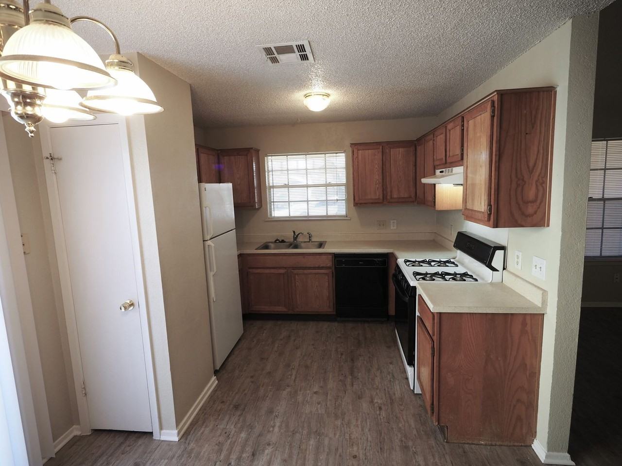 404 Burlwood Ct - Photo 5 of 8