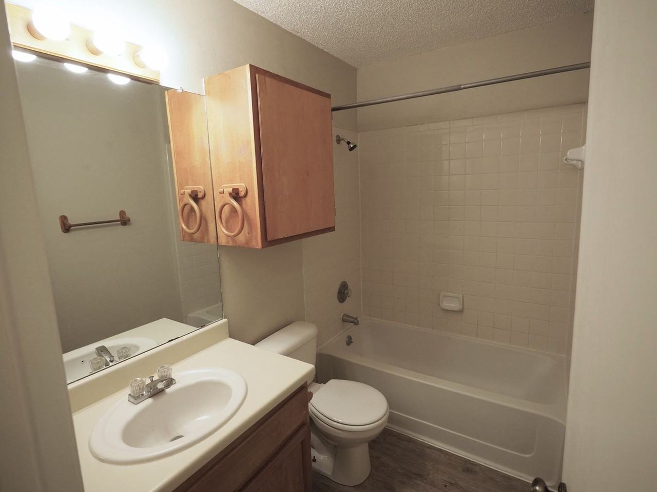 404 Burlwood Ct - Photo 7 of 8