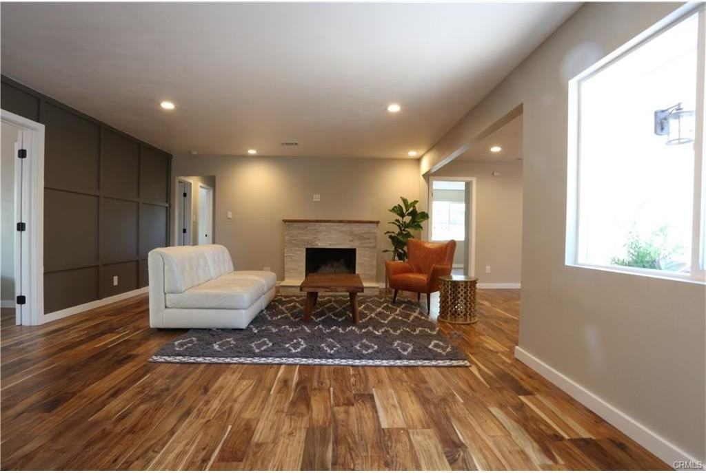 701 N Lincoln St - Photo 2 of 7