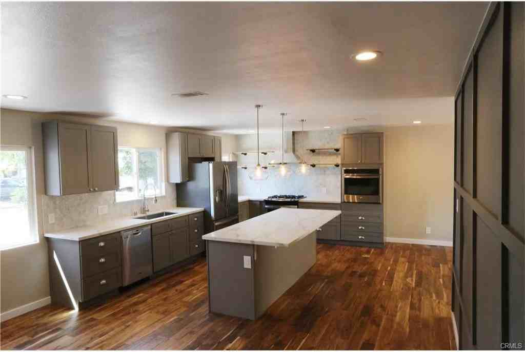 701 N Lincoln St - Photo 3 of 7