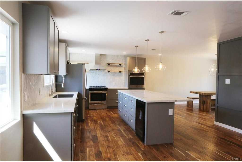 701 N Lincoln St - Photo 4 of 7