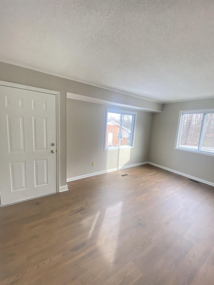 303 North Hall Street - Photo 3 of 8