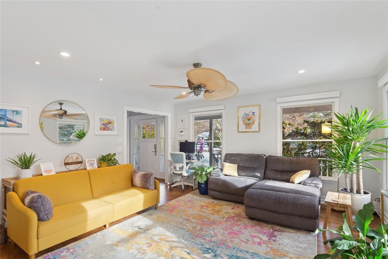 59 N Bay Ave - Photo 2 of 36