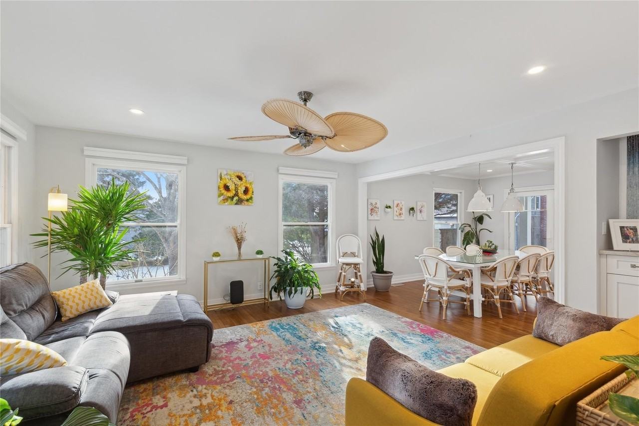 59 N Bay Ave - Photo 3 of 36