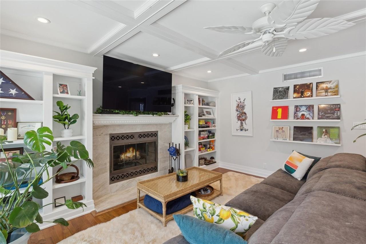 59 N Bay Ave - Photo 4 of 36