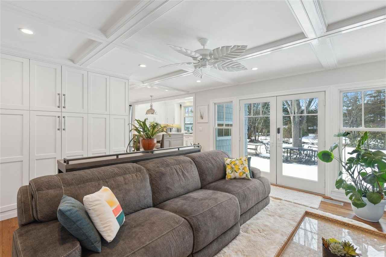 59 N Bay Ave - Photo 5 of 36