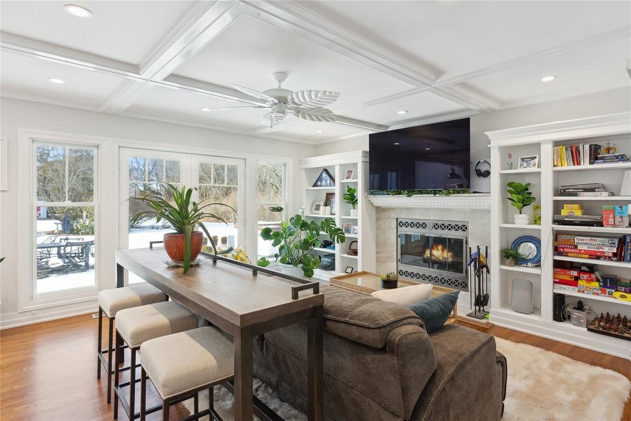 59 N Bay Ave - Photo 6 of 36