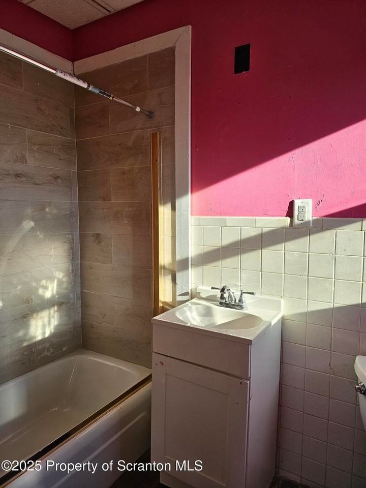 129 River St - Photo 4 of 5